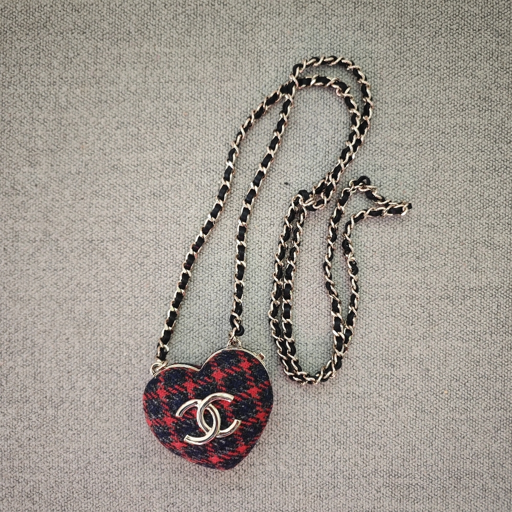 Chanel tweed red and black locket